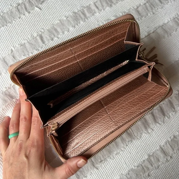 Authentic Gucci- Metallic Pebbled Calfskin SoHo Zip Around Leather Wallet - Picture 2 of 8